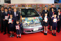 101点の入賞作品で飾られた燃料電池車「F-Cell」と。