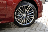 「クラウン ハイブリッド アスリート」のホイールサイズは標準で17インチ。テスト車は、スパッタリング塗装が施されたオプションの18インチ（写真）を履く。