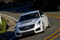 エンジンが発生する駆動力を無駄なく路面に伝えるため、ドライブトレインではプロペラシャフトを変更するとともに、電子制御LSDが採用されている。