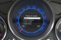 メーターの照明は白から青までの5段階から、各種警告音やウインカーの作動音は4種類から、好みに応じて設定できる。