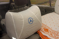 「/8」のヘッドレスト。カバーが掛けられた状態。