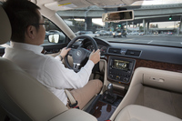 「パサート ハイモーション」のステアリングを握る筆者。