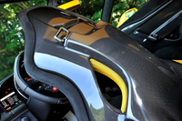 シートのシェルはカーボンファイバー製。