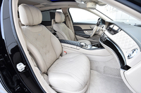 試乗車にはシート表皮がセミアニリンレザーとなる「designoスタイルパッケージ」が装着されている。旋回時に自動でシートサポートが強まる「ドライビングダイナミックシート」が標準で備わるほか、一部のSクラスと同様、ホットストーン式マッサージ機能が前席および後席についている。