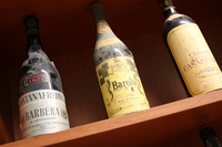 40年もののバローロやキャンティが並ぶワインコーナーの一角。