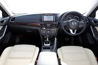 水平方向の伸びやかな広がりが表現されるインストゥルメントパネル。メインメーターは3連。金属的な輝きを持つ「ボルドーメタル」のパネルが上質感を演出する。