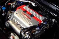 
	ホッテストモデル「ユーロR」のノーズに収まる2リッター直4 DOHC16バルブ「i-VTEC」エンジン。220ps／8000rpmの最高出力と、21.0kgm／6000rpmの最大トルクを発する
	 