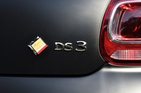 「DS 3パフォーマンス」は全40台の限定車。ボディー色は試乗したマットブラックの「ブラックスペシャル」（10台）のほか、「ブラン バンキーズ」（白／20台）と「ルージュ アデン」（赤／10台）が用意される。