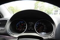 左側にはタコメーターに代わり、電気の消費と回生の量を示す「kWゲージ」が配置される。その中にある小さなメーターは航続距離計。それに対し、右側はスピードメーターのままで、中にはバッテリー残量計がある。最高速は135km/hという。