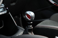 トランスミッションは6段MT。最終減速比を含め、ギア比は「GTi」とすべて共通だ。