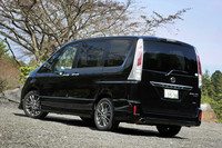 「セレナ ライダー パフォーマンススペック」は、グリルや前後バンパーなどの専用装備に加え、専用チューンのサスペンションや、オリジナルのボディーチューンが施される。