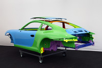 ドアパネルにもアルミを採用するなど軽量素材の多用により、軽量化が図られたボディ。高張力鋼板や“超”高張力鋼板のほか、マグネシウムも一部使われている。