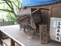 昔は、足の不自由な人は、その治癒を願って手押し車などで遍路をしたという。しかも願がかなって歩けるようになった人も少なくなく、そういう人は、車をお寺に納めてきた。これは愛媛県の57番永福寺に納められている引き車。たぶん体が不自由な人を、別の人間が引いて回ったのだろう。自転車の部品を使っているところから、比較的時代が新しいものと思われる。