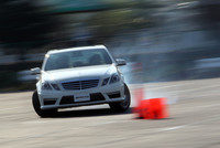 タクシーライドではドリフト走行する場面も。クルマは「E63 AMG」。