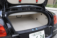 荷室の容量は358リッター。トランクリッドは、ボタンひとつで開閉可能な電動式だ。