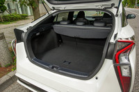 
	ラゲッジルームについてもベース車からの変更はない。リアシートの6：4分割可倒機構もそのままとなっている。
	