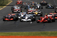 スタートシーン。予選1位ライコネン（手前右）、同2位アロンソ（左）の間に、白いBMWザウバーのニック・ハイドフェルドが割って入った。（写真＝Ferrari）