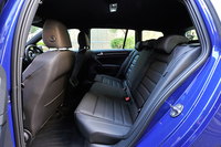 後席は6：4の分割可倒式となる。