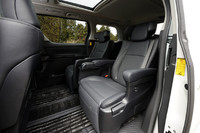 テスト車の2列目シートは、パワーリクライニングやパワーオットマン、大型フットレストなどが備わるエグゼクティブパワーシートとなる。