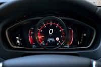 ウイング形の計器盤は、表示部のほとんどが液晶画面。アナログ計の内側には、運転視線システムの作動状況も示される。