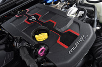 170psの最高出力と25.5kgmの最大トルクを発生する1.4リッター直4ターボエンジン。黒いエンジンカバーの脇に、ターボチャージャーがのぞいている。