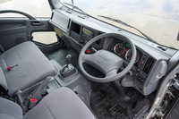 「ワイドキャブ ロングボディー ドライバン」のインテリア。メーターパネルの左右には、灯火類や横滑り防止装置、DPF（ディーゼルパティキュレートフィルター）の再生処理等を操作するスイッチが並んでいる。