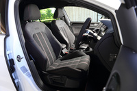 レカロ製のセミバケットシートが装備される「トラックエディション」に対し、「ストリートエディション」には乗降性にも配慮したスポーツシートが装備される。