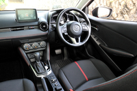 1.5ディーゼル＋6AT仕様の室内。ドライバーを中心に考えた運転席まわりのデザインは「アクセラ」に準じている。