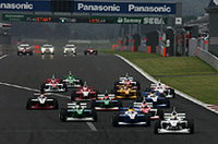 決勝スタート。アンドレ・ロッテラー（PIAA NAKAJIMA）がトップを１コーナーへ。後方には、エンジンストールでスタートできなかった、本山哲（Arting IMPUL）とブノワ・トレルイエ（mobilecast IMPUL）がグリッドに残る。