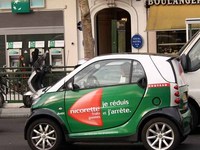 パリ・セーヌ左岸で。禁煙フルーツガムの広告をまとった「スマート・フォーツー」。