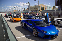 試乗会場となったサーキットに並んだ、色とりどりの「アヴェンタドール」。写真手前の青い個体は、プロがドライブした先導車のクーペ。