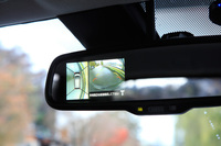 バックモニターの映像はカーナビのディスプレイだけでなく、ルームミラー内にも表示することができる。