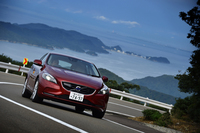 伊勢志摩スカイラインを駆け上がる「V40 T4 SE」。1.6リッターの排気量から、24.5kgmの最大トルクを発生する。
    