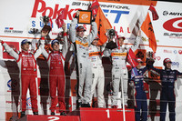 GT500クラスの表彰式。