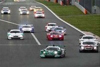 GT500クラスのスタートシーン。出足好調なNo.18 NSX（写真中央手前）だったが……