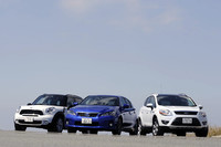 今回試乗する個性派トリオ。写真左から、「MINIクーパーS クロスオーバーALL4」「レクサスCT200h“Fスポーツ”」、そして「フォード・クーガ タイタニアム」