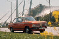 後の「3シリーズ」の祖先となるコンパクトな2ドアセダンで、1966年に1.6リッターエンジンを積んだ「1600-2」がデビュー。翌67年以降、高性能版の「1600TI」や2リッターエンジン搭載の「2002」などバリエーションを増やしていった。写真は「2002」。