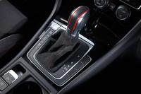 トランスミッションはデュアルクラッチ式ATの6段DSG。赤いアクセントが施された、専用のシフトセレクターが装着される。