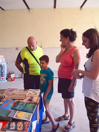 家族連れでやってきて「昔お父さんが乗ってたバイクだ」と息子に教えているアルベルトさん（写真左）。