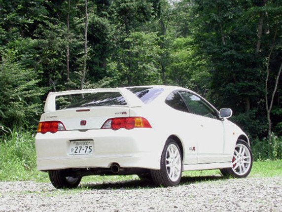 【スペック】全長×全幅×全高＝4385×1725×1385mm/ホイールベース＝2570mm/車重＝1180kg（エアコン装着車）/駆動方式＝FF/2リッター直4DOHC16バルブ（220ps/8000rpm、21.0kgm/7000rpm）/車両本体価格＝259.0万円