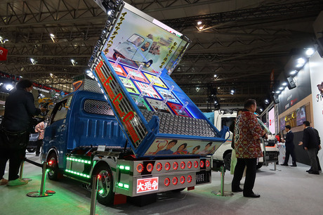 ダイハツは東京オートサロン2026の会場に、“デコトラ”仕様の「ハイゼット トラック」や、次期「コペン」...
