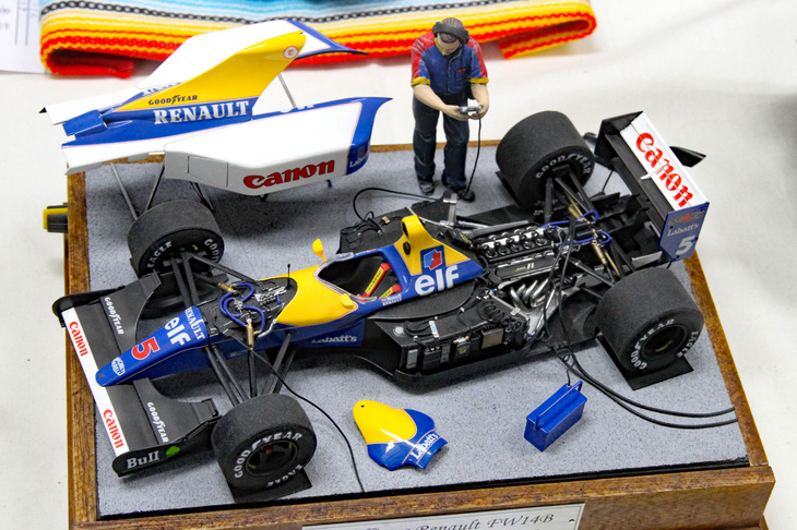 圧倒的なシャシー性能を武器に、ナイジェル・マンセルとウィリアムズが1992年のF1世界選手権でダブルタイトルを獲得した「ウィリアムズFW14B」。フジミ製1/20キットをベースに、シャシー性能の決め手となったアクティブサスペンションの動き（車高の上下）を再現している。