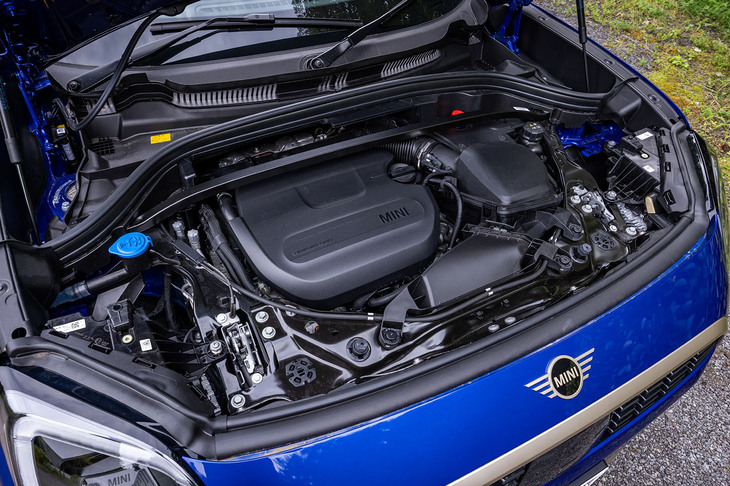 2リッター直4ディーゼルターボエンジンは最高出力150PS/4000rpm、最大トルク360N・m/1500-4000rpmを発生。7段デュアルクラッチトランスミッションを組み合わせ、前輪を駆動する。