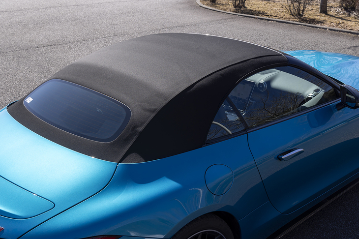 ソフトトップは黒が標準でグレーと赤がオプションだが、ボディーカラーによっては選べない場合もある。リアウィンドウは熱線入りだ。