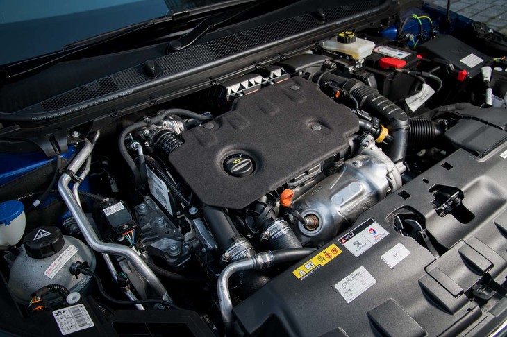 搭載されるディーゼルターボエンジンは、1.6リッターから1.5リッターへとダウンサイジング化。新設計の燃焼室形状の改良や高圧コモンレールインインジェクションの採用などにより、出力と環境性能向上を実現している。