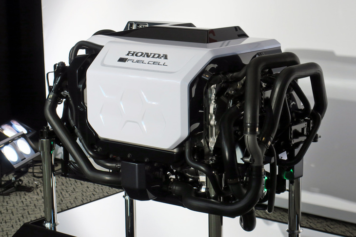 ホンダがGMと共同開発した次世代燃料電池システムのプロトタイプ。すでに中国で走行実証実験を行っている商用トラックには、同システムが搭載されている。2023年内に米国で生産を担うジョイントベンチャーが立ち上がり、2024年にはこのシステムを採用した新型PHEVが日米で発売される。