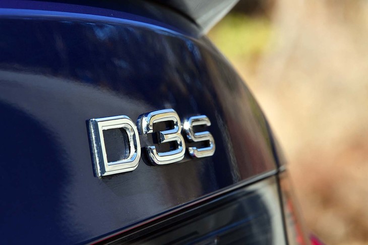 車名の「D」は、高性能なディーゼルモデルであることを示している。G20型「BMW 3シリーズ セダン」をベースとするアルピナ車には、ほかにガソリンエンジン搭載車「B3 Sリムジン」が存在する。