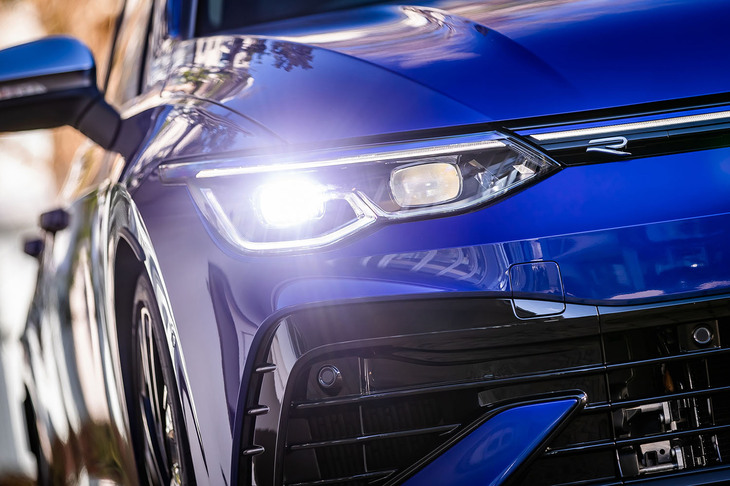 カメラで対向車や先行車を検知し、片側22個のLEDを個別制御するダイナミックターンインジケーター付きLEDマトリクスヘッドライト「IQ.ライト」を標準装備。フロントグリルに備わる左右のヘッドランプをつなぐLEDのバーも「ゴルフR」の特徴だ。