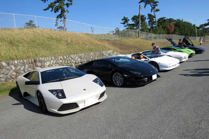 会場の片隅に、ランボルギーニの集団を発見。「大乗フェラーリミーティング」と名乗るだけに、フェラーリ以外のオーナーさんも救われるのだろうか？（意味がわかんないという人は、「大乗仏教」でググってみてください）