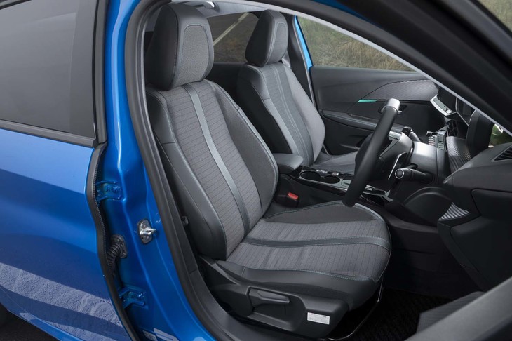 「208アリュール」のコンフォートシートは、ファブリックとテップレザーで仕立てられている。